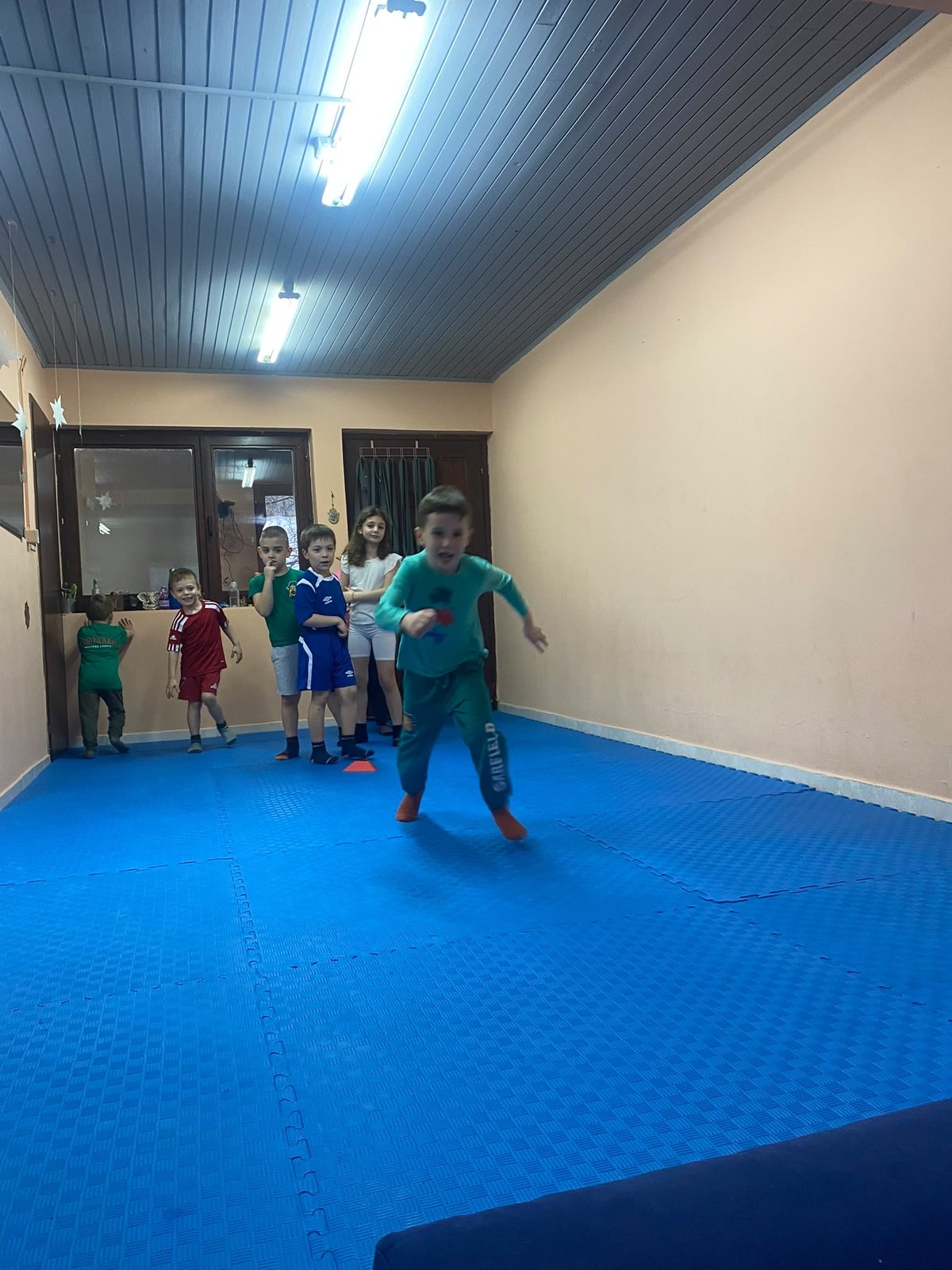 Dete trči u sali Sportikada